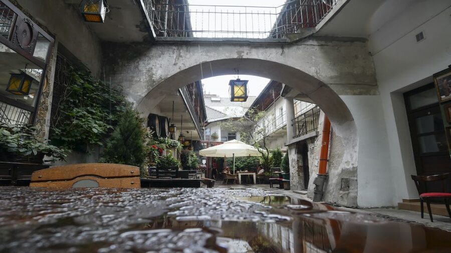Krakow: Kazimierz Jewish Quarter Walking Tour - Kupa Synagogue and the lives of ordinary people