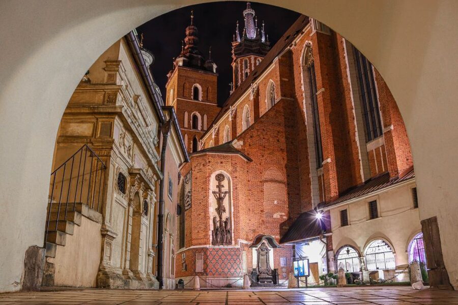 Kraków: Old Town & Wawel Castle Walking Tour in English - Main Market Square and the city’s public heart