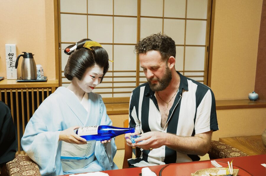 Kyoto: Geisha Dinner & Gion Cultural Walk - Walking through Gion for about 40 minutes