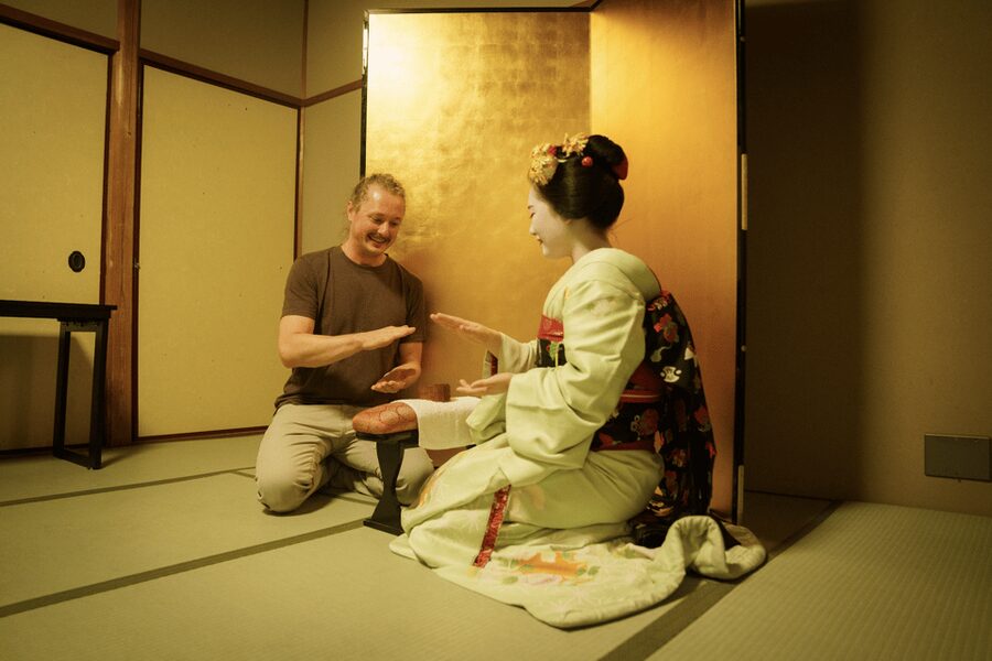 Kyoto: Geisha Dinner & Gion Cultural Walk - Time with a geiko or maiko