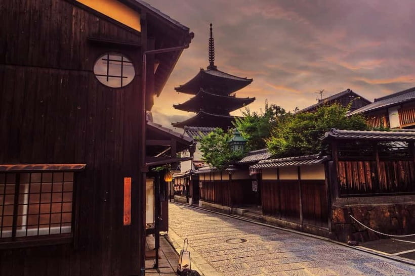 Kyoto Geisha Walking Tour: Gion District & Hidden Gems - Geiko and Maiko: What You Can Really Expect