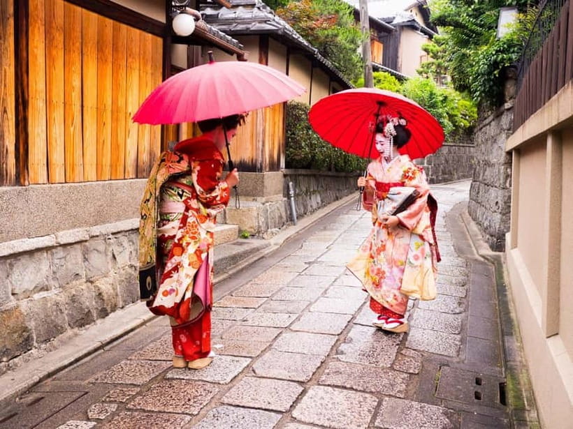 Kyoto Geisha Walking Tour: Gion District & Hidden Gems - Hokan-ji Pagoda and Gion’s Best Photo Stops