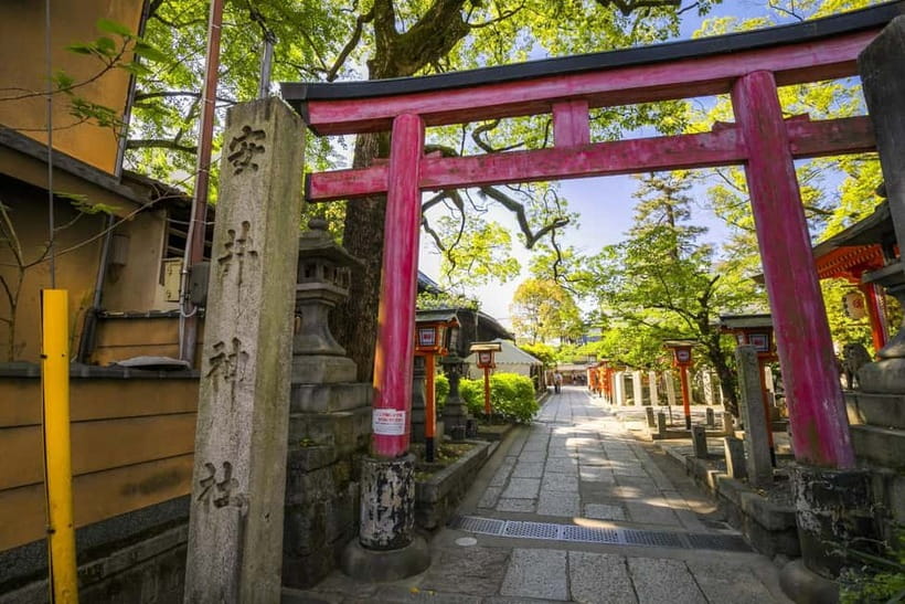 Kyoto Geisha Walking Tour: Gion District & Hidden Gems - Evening Gion and the Value of Timing