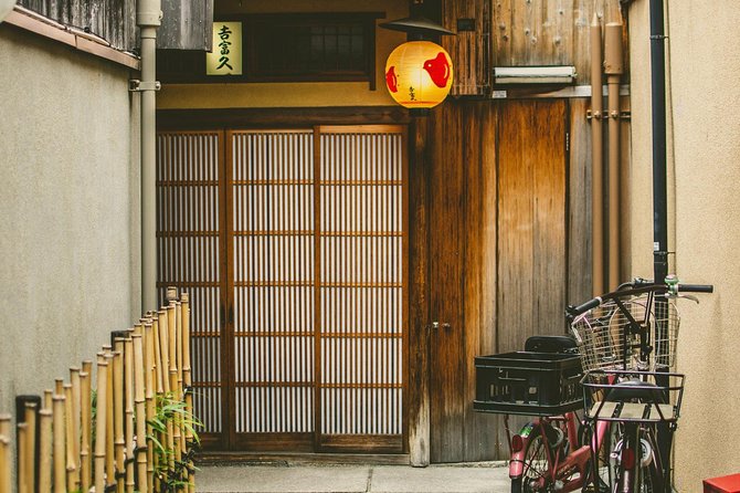 Kyoto Gion Cultural Walk & Geisha Show with Dining Options - What the guides add to the experience