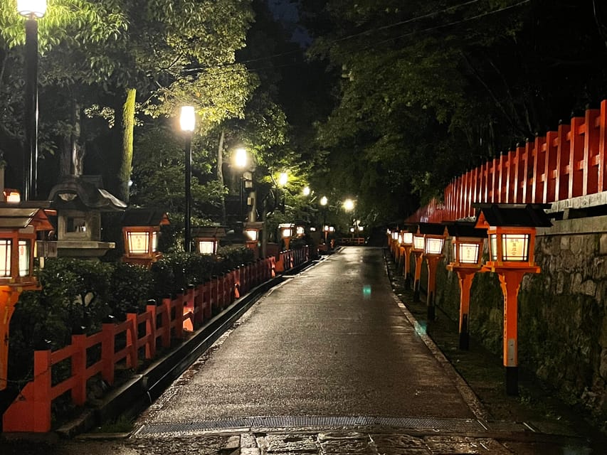 Kyoto: Gion Geisha District Walking Tour - Stories of Geisha - Yasaka Shrine adds a wider Kyoto story