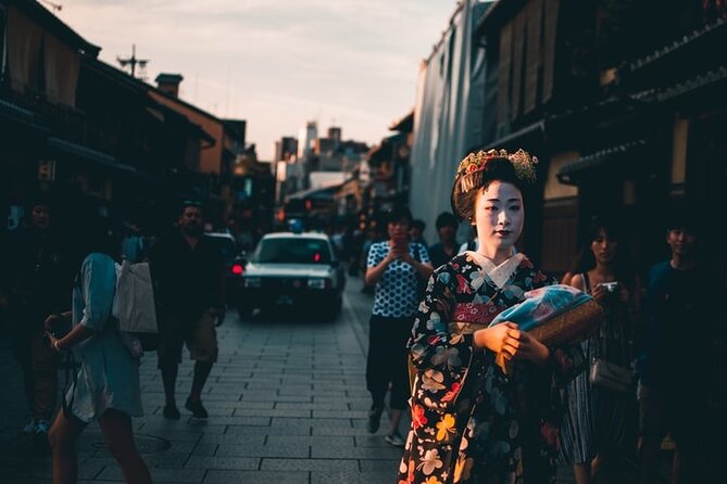 Kyoto Gion Geisha District Walking Tour - The Stories of Geisha - Meeting at Ben’s Cookies and walking into old Kyoto