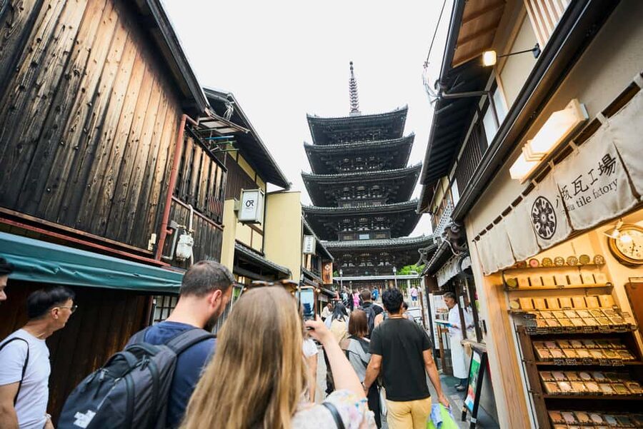 Kyoto: Gion Hidden Gems & Geisha Culture Tour - What the guides add to the walk