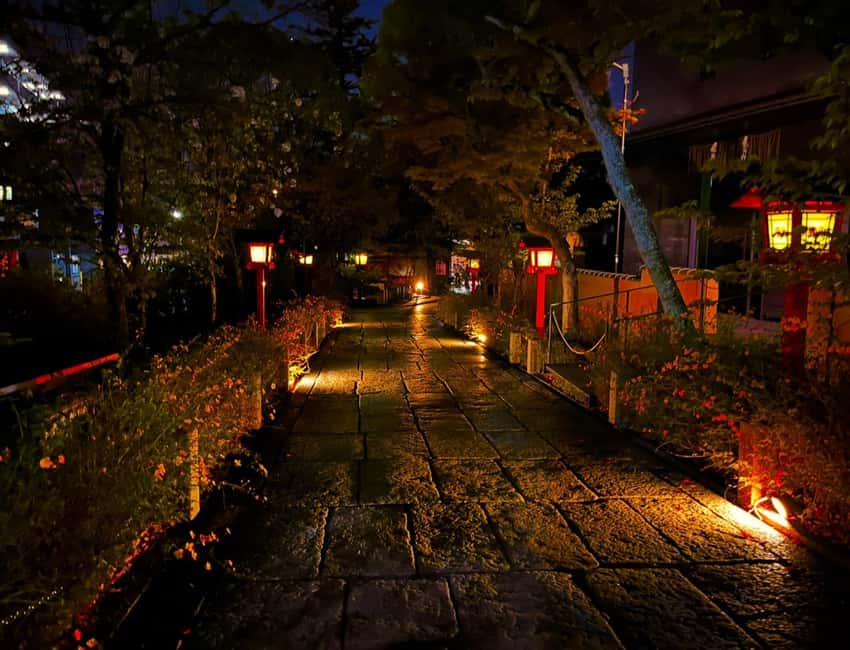 Kyoto: Gion Magical Night Walking Tour with Geisha Trivia - Ending at a shrine more than 1,000 years old