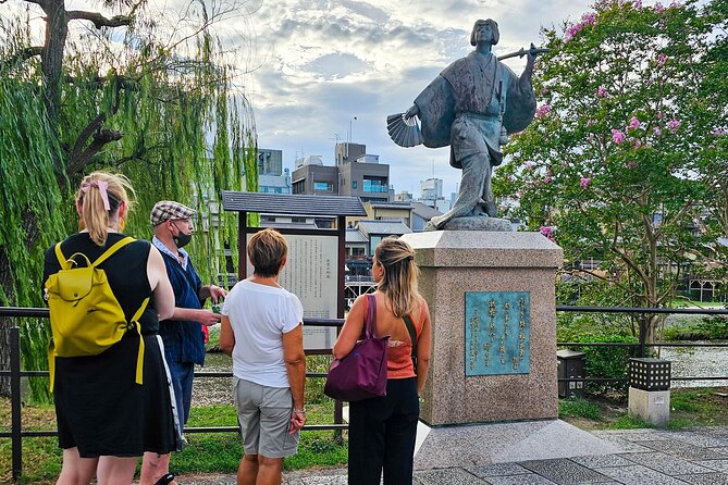 Kyoto Gion Night Walk & Geisha District Guided Tour - Group size, private upgrades, and language choices