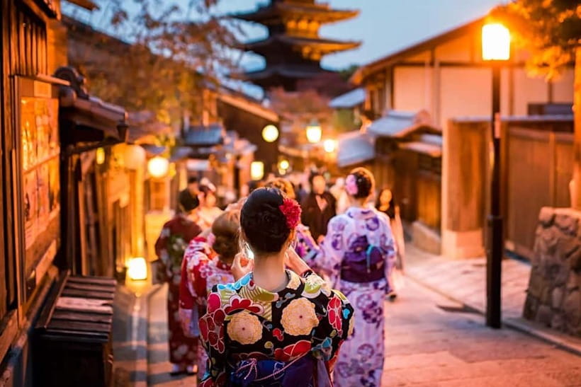 Kyoto: Gion Sunset Walking Tour with Local Guide - Gion looks best when the lanterns come on