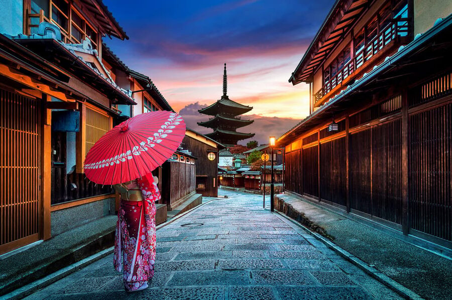 Kyoto: Gion Sunset Walking Tour with Local Guide - Temples, shrines, and Maruyama Park