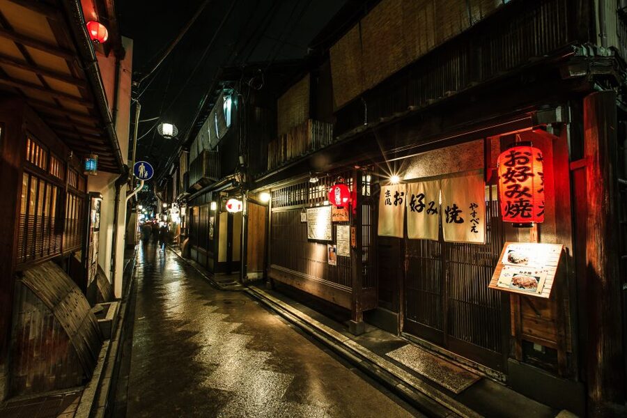Kyoto: Gion Sunset Walking Tour with Local Guide - Guide quality shapes the experience
