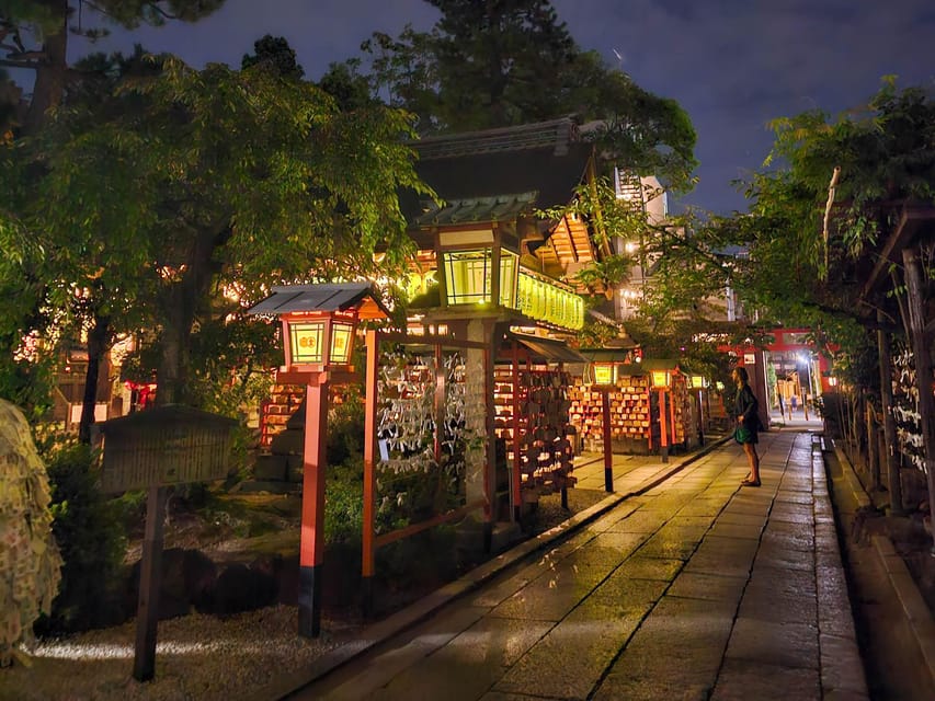 Kyoto: Gion Sunset Walking Tour with Local Guide - Hanamikoji Street and the quieter lanes of Gion