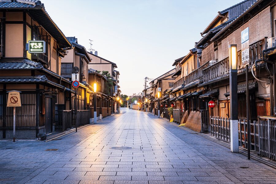 Kyoto: Gion Walking Tour - The guides and their personal approach