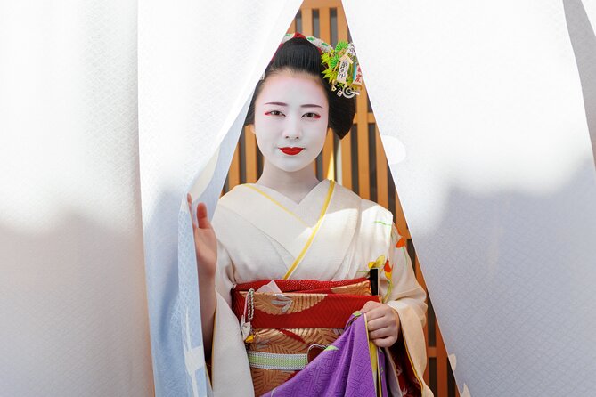Kyoto: Meet the Geisha Maiko with Gion Walking Tour - Walking through Gion before entering the ochaya