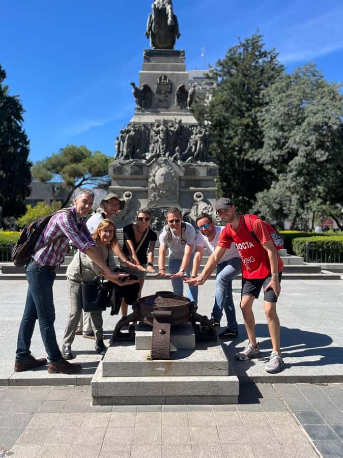 La Docta Free Walking Tour "Córdoba La Antigua". - Meeting beside the statue in Plaza San Martín