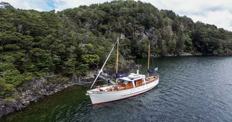 Lake Te Anau: 3-Hour Boat Cruise with Guided Walk - The return journey under sail