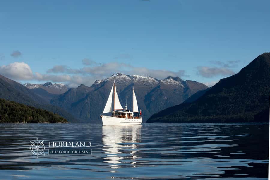 Lake Te Anau: 3-Hour Boat Cruise with Guided Walk - Leaving Te Anau wharf for the South Fiord