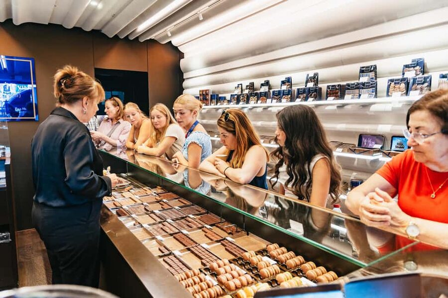 Le Marais Walking Food Tour with Cheese, Wine & Pastries - The history between the bites