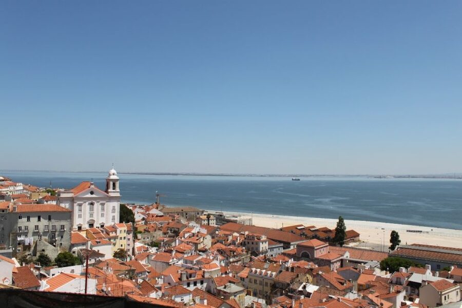 Lisbon: Alfama and São Jorge Castle Quarters Walking Tour - Lisbon Cathedral and its mixed architectural story