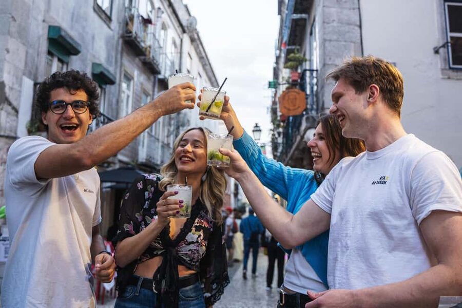 Lisbon: Private Dark History Walking Tour with Drinks - What the strongest guide performances add