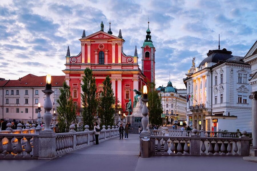 Ljubljana: 2h walking tour with local guide - Starting at Prešeren Square and the Triple Bridge