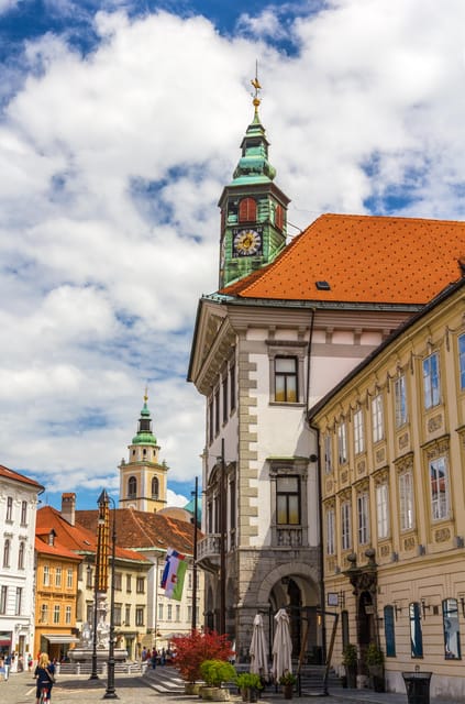 Ljubljana: 2h walking tour with local guide - Congress Square, the university, and a look at public life