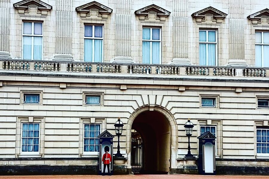 London: 30 London Sights Guided Walking Tour - The guides shape the whole experience