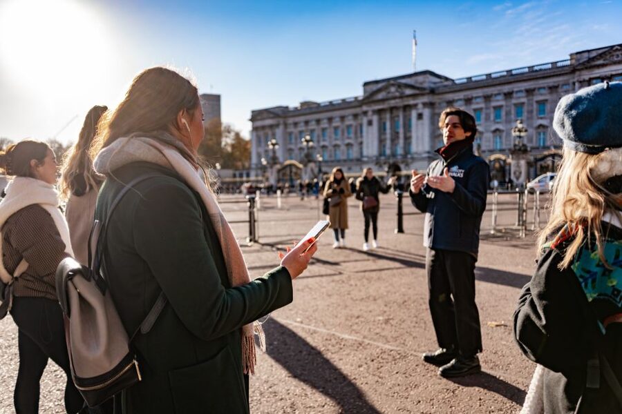 London: Best Landmarks Walking Tour - St. James’s Park and the royal route