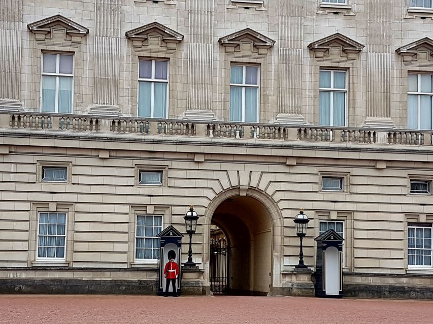 London: British Royalty Walking Tour - Buckingham Palace and the Queen Victoria Fountain