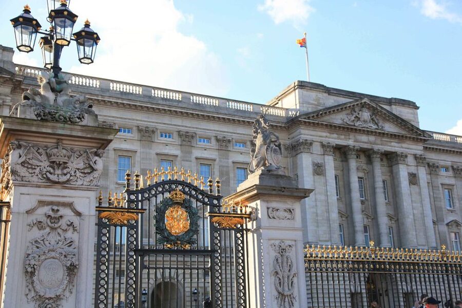 London: Buckingham Palace Entry Ticket & Royal Walking Tour - St. James’s Park and royal addresses