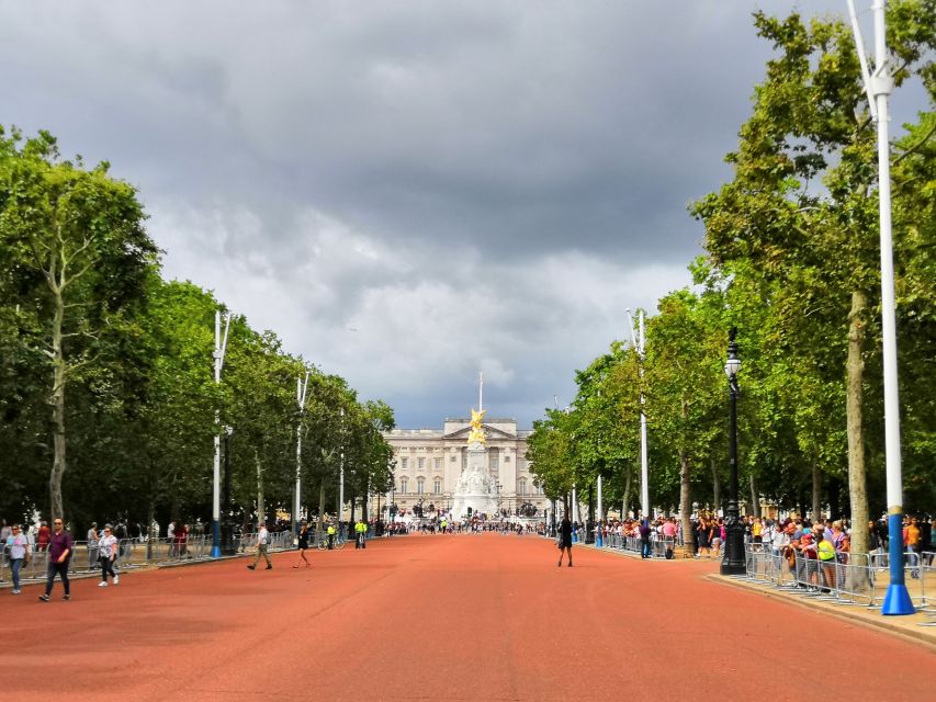 London: Changing of the Guard Walking Tour - Wellington Barracks and the sound of the band