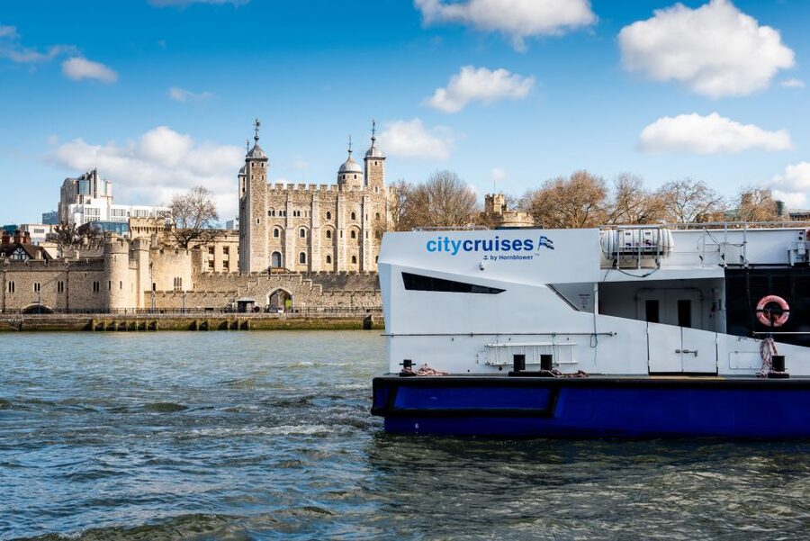 London: Harry Potter Walk, Hop-on Hop-off Bus Tour & Cruise - Starting with magic at Trafalgar Square