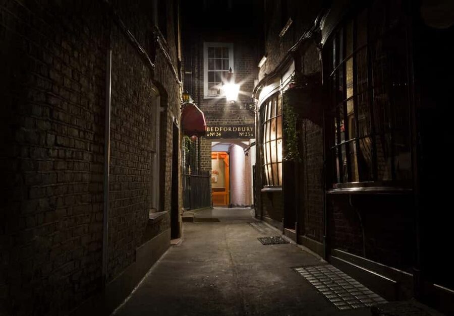 London: Jack the Ripper Walking Tour - Aldgate High Street and the road into Whitechapel