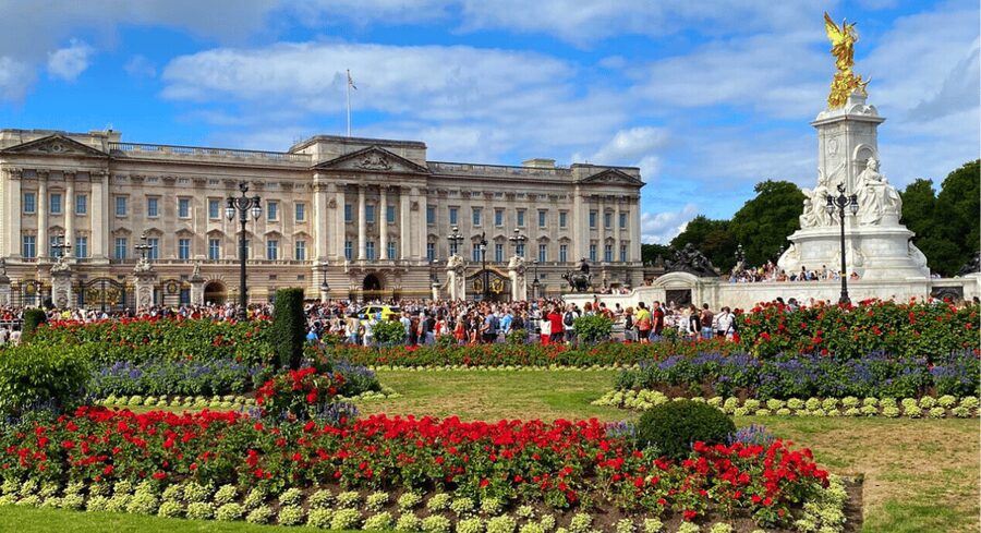 London: London Sightseeing Walking Tour with 30+ Sights - The Tube ride to Westminster