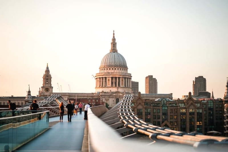 London: Old City Walking Tour - Tower Hill and the first look at Tower Bridge