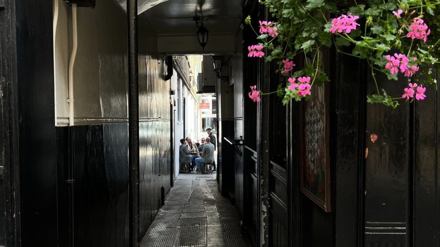 London: Royal Historic Pubs Walking Tour - Key points to know
