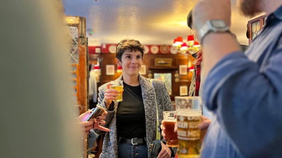 London: Royal Historic Pubs Walking Tour - Starting with Piccadilly Circus and the royal quarter