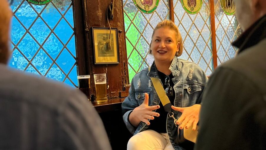 London: Royal Historic Pubs Walking Tour - Churchill, palaces, and stories beneath the streets