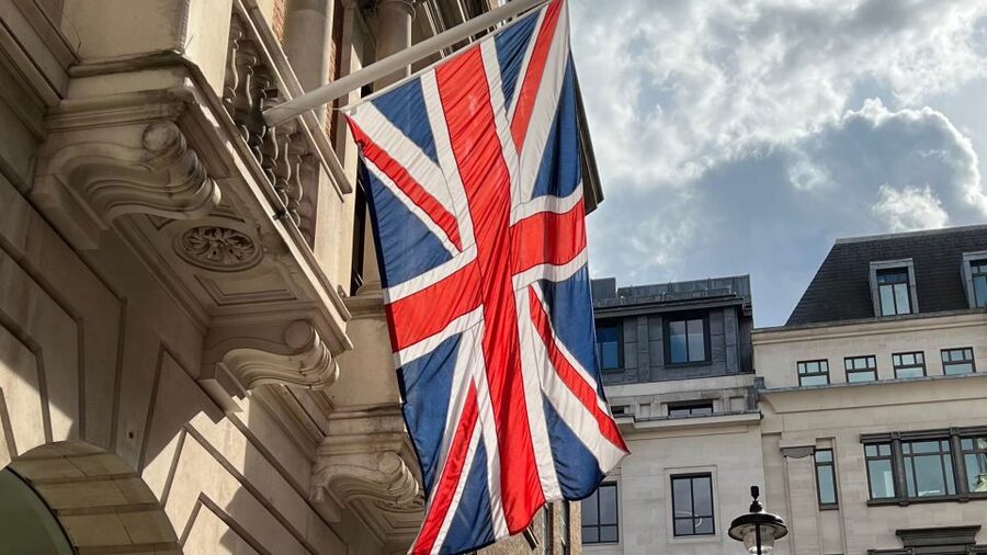 London: Royal Historic Pubs Walking Tour - Rain, walking, and the practical side