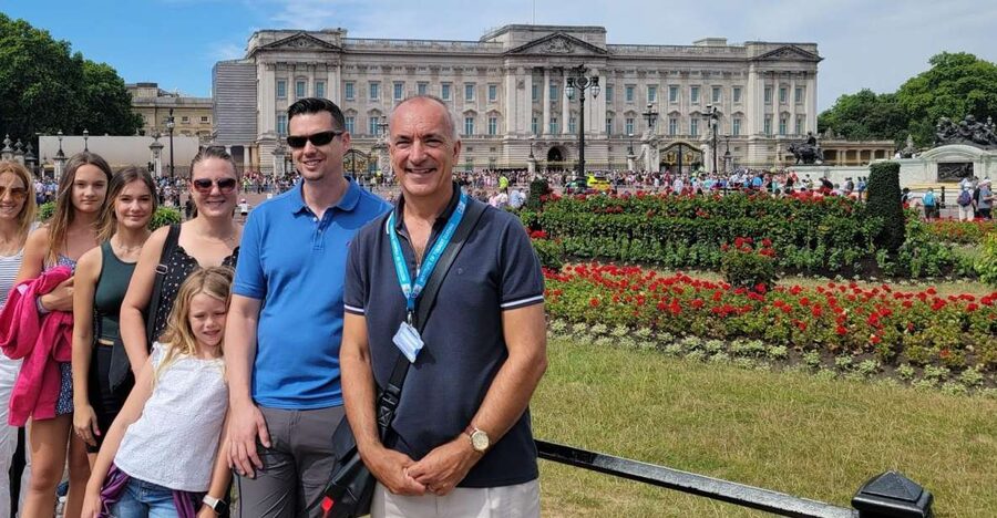 London: Royal Walking Tour and Buckingham Palace Audio Tour - What the guided walk does best