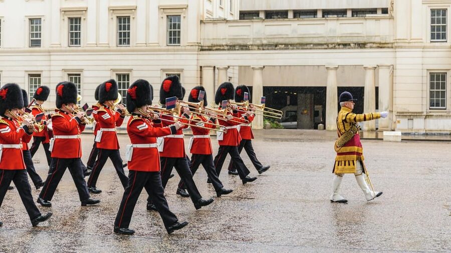 London: Royal Walking Tour with Guard Change & Royal Mews - Key points at a glance