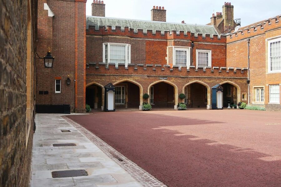 London: Royal Walking Tour with Guard Change & Royal Mews - St. James’s Palace and The Mall