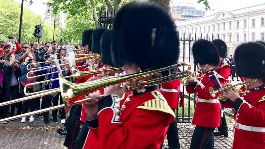 London: Royal Walking Tour with Guard Change & Royal Mews - Seeing the Changing of the Guard
