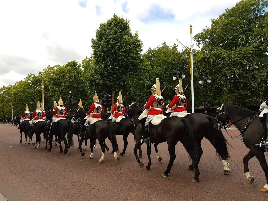 London: Royalty Walking Tour with Changing of The Guard - Starting at Green Park and reaching Buckingham Palace