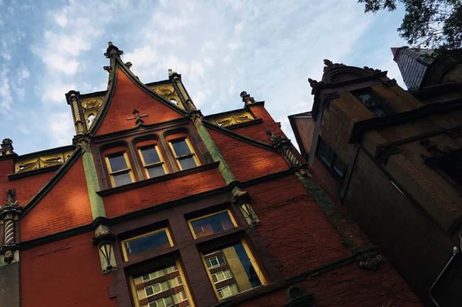 Louisville: Old Louisville Walking Ghost Tour - The guides make or break the evening
