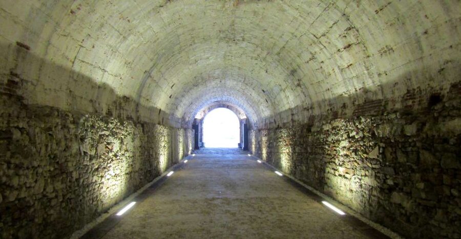 Lucca: Renaissance City Walls Walking Tour - Walking the tree-lined Renaissance ramparts