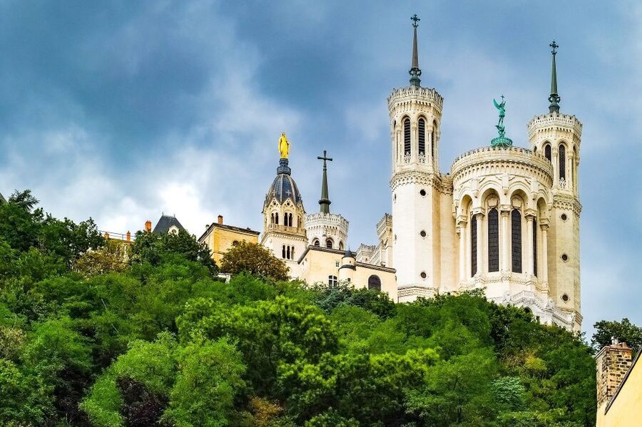 Lyon: Old District Private Guided Walking Tour - What guides bring to the experience