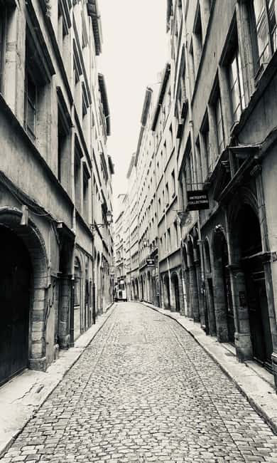 Lyon: Private Walking Tour of "Traboules" in the Old Town - Reading Vieux Lyon through the Renaissance passages