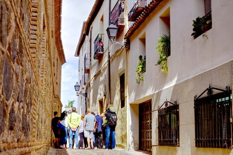 Madrid: 6-Hour Day Trip to Toledo with Guided Walking Tour - The Guides and Group Experience